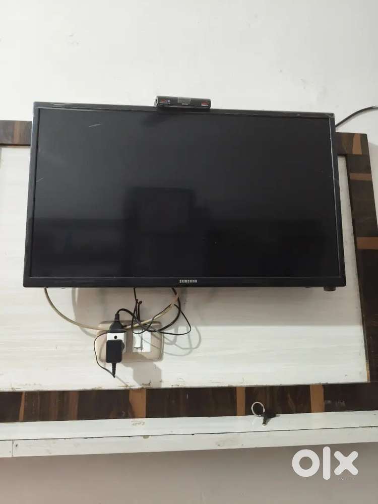 Samsung TV very good condition colour black  and set up box dish tv