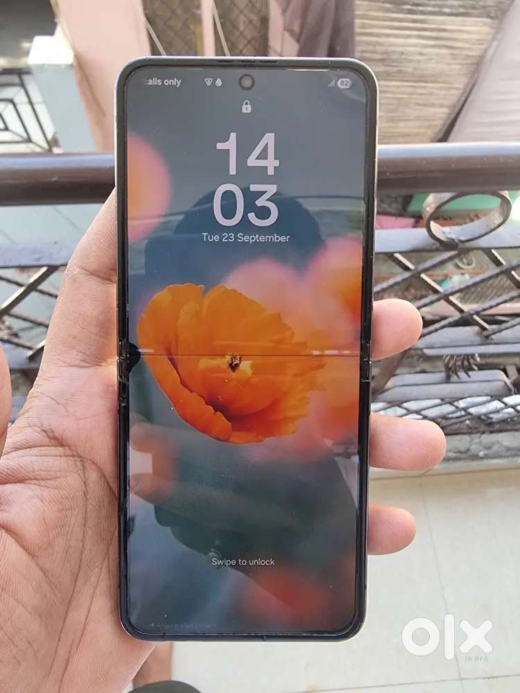 Samsung Flip5 8/256 5g all ok sirf spot or line h beech me
