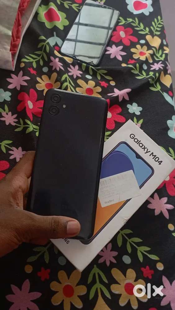 Samsung m04 4/64 GB display edge small hair line crack not visible