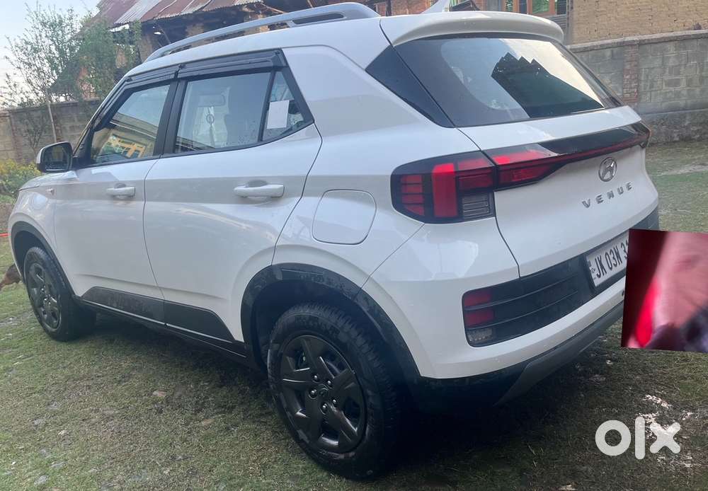 Hyundai Venue 2023 Petrol 4000 Km Driven