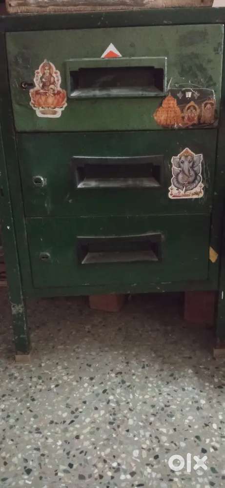 Office table good quality with lockers n key for all drawers