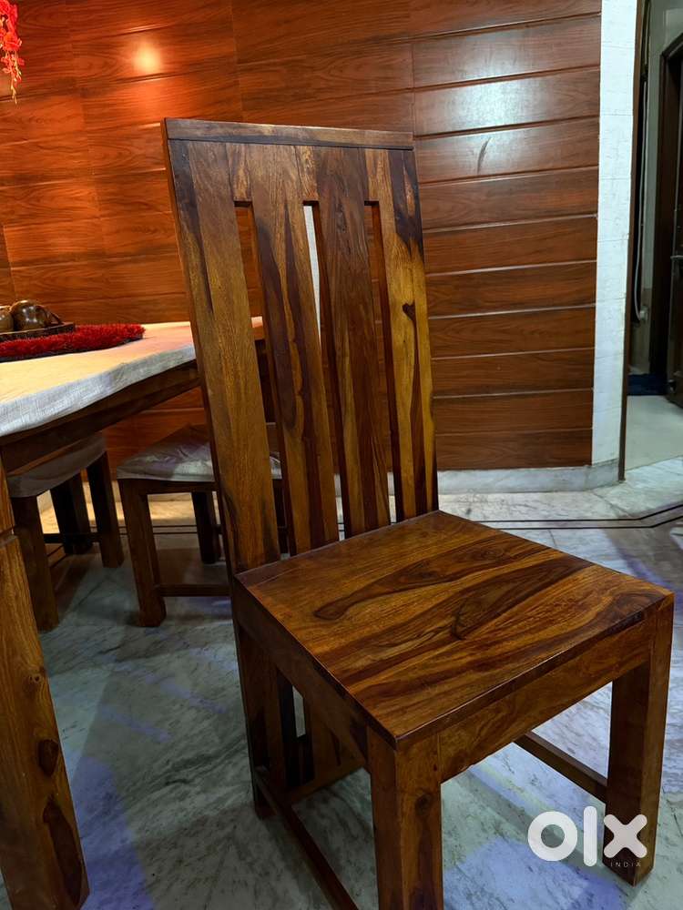 Dinning table with 04 chairs very new