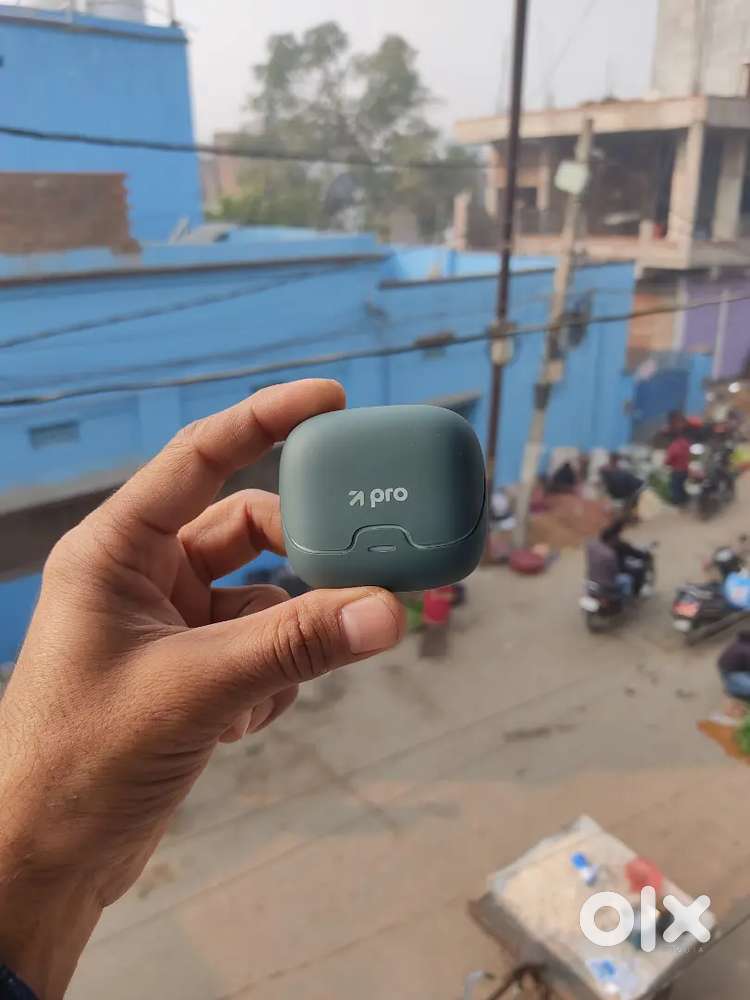 Earbuds Go Boult Z40 Pro with 100Hr back-up