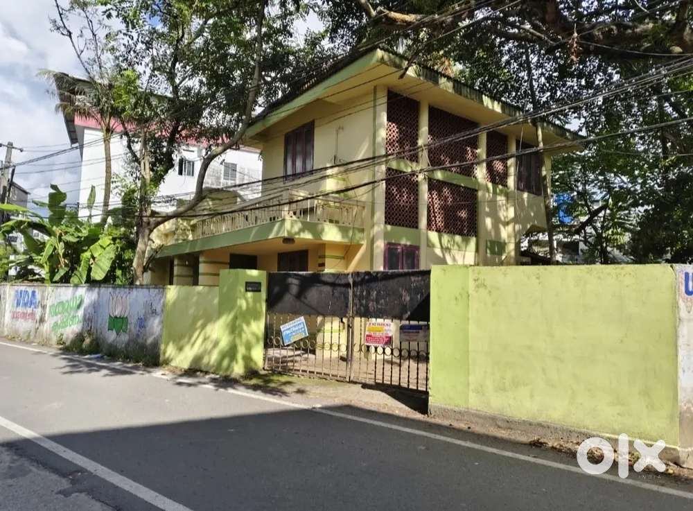 Commercial plot8.5cent old house for sale in kaloor near metro station