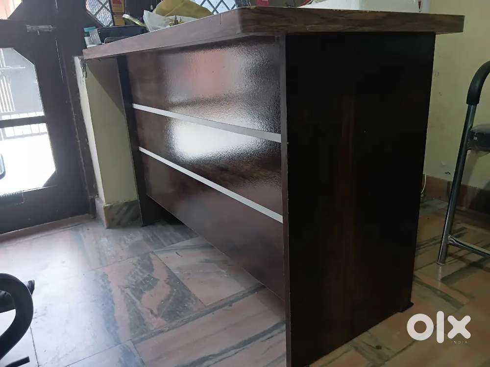 1 big comfortable chair plus 4 office chairsband 1 counter table