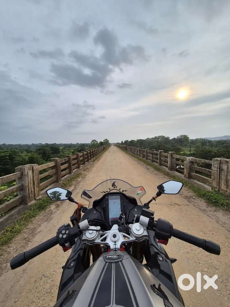 Apache RR310 BS6 E20 Black-Grey