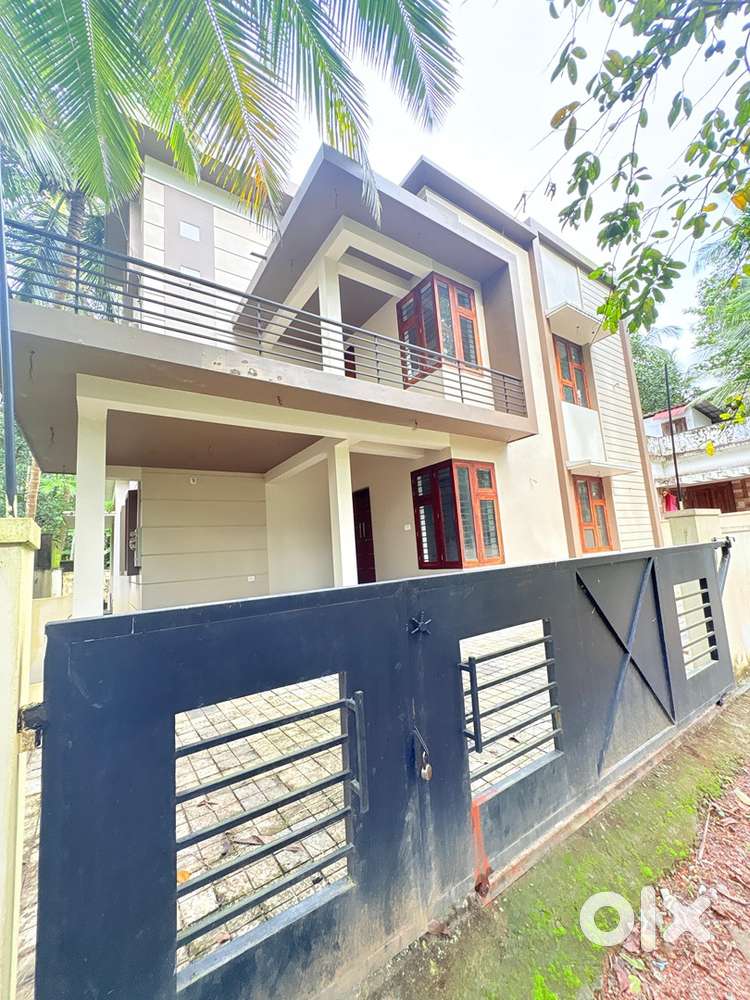 Vellimadukunnu 4.60 Cent 4 Bed House