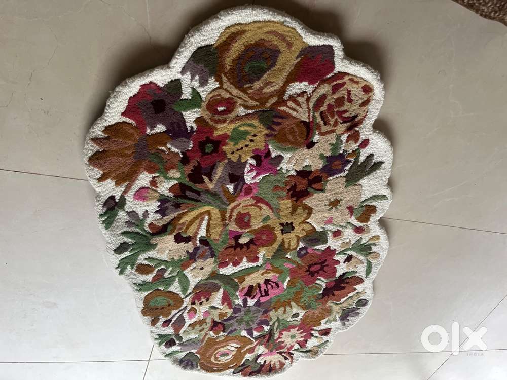 Floral hand tufted carpet, brand-new