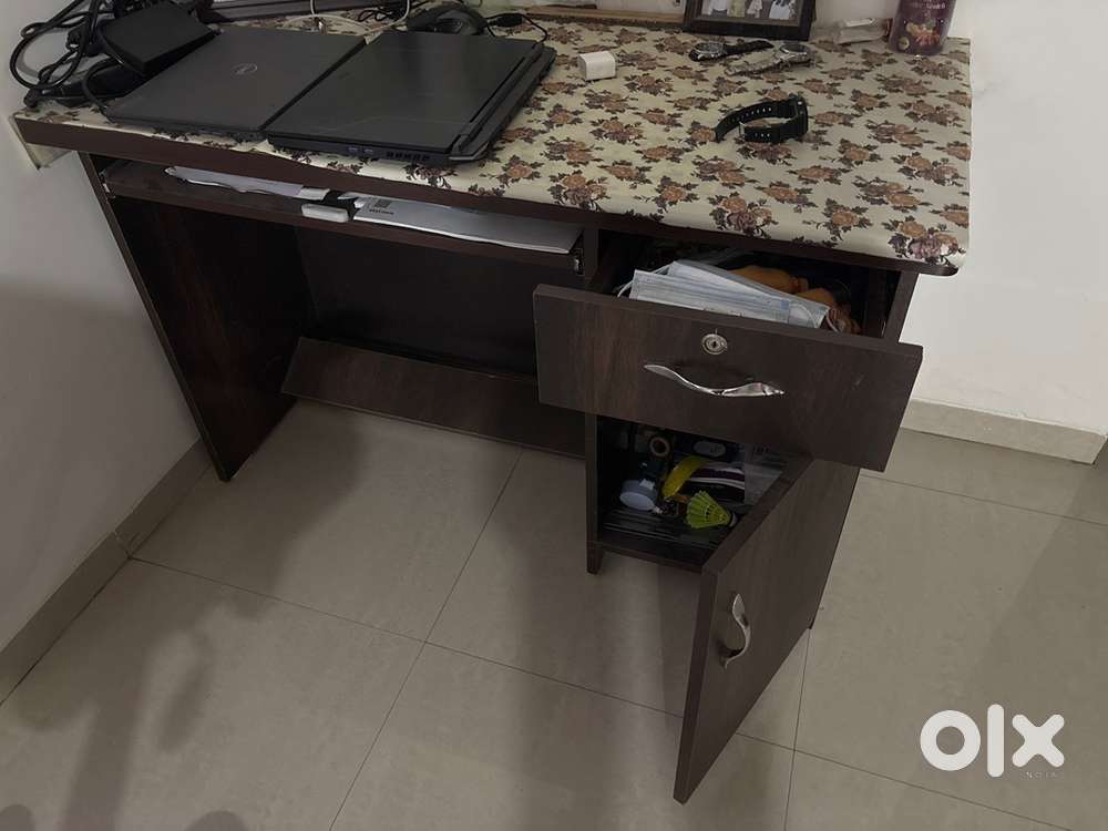Office work table and moveable office chair
