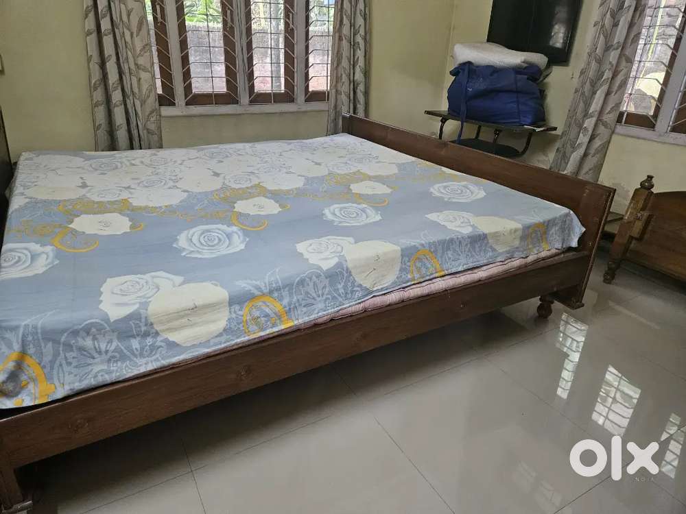 KING SIZE Bed   selling urgent