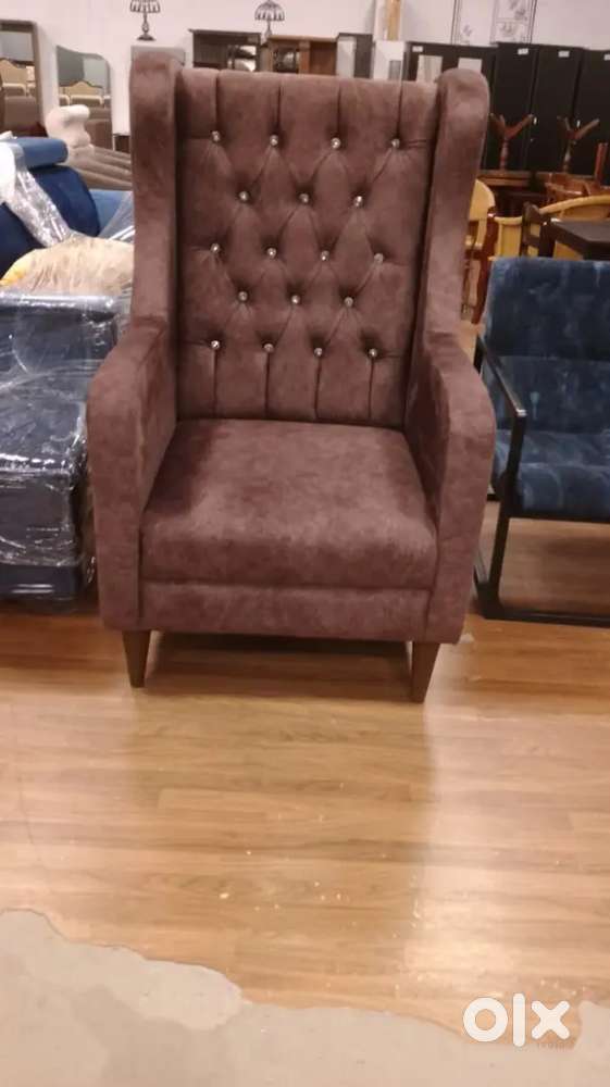 Boss chair with golden stitching baggi handle with box handle