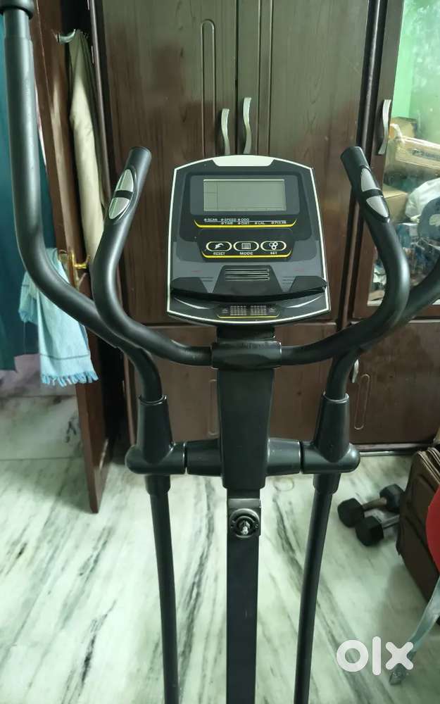 Elliptical cross trainer