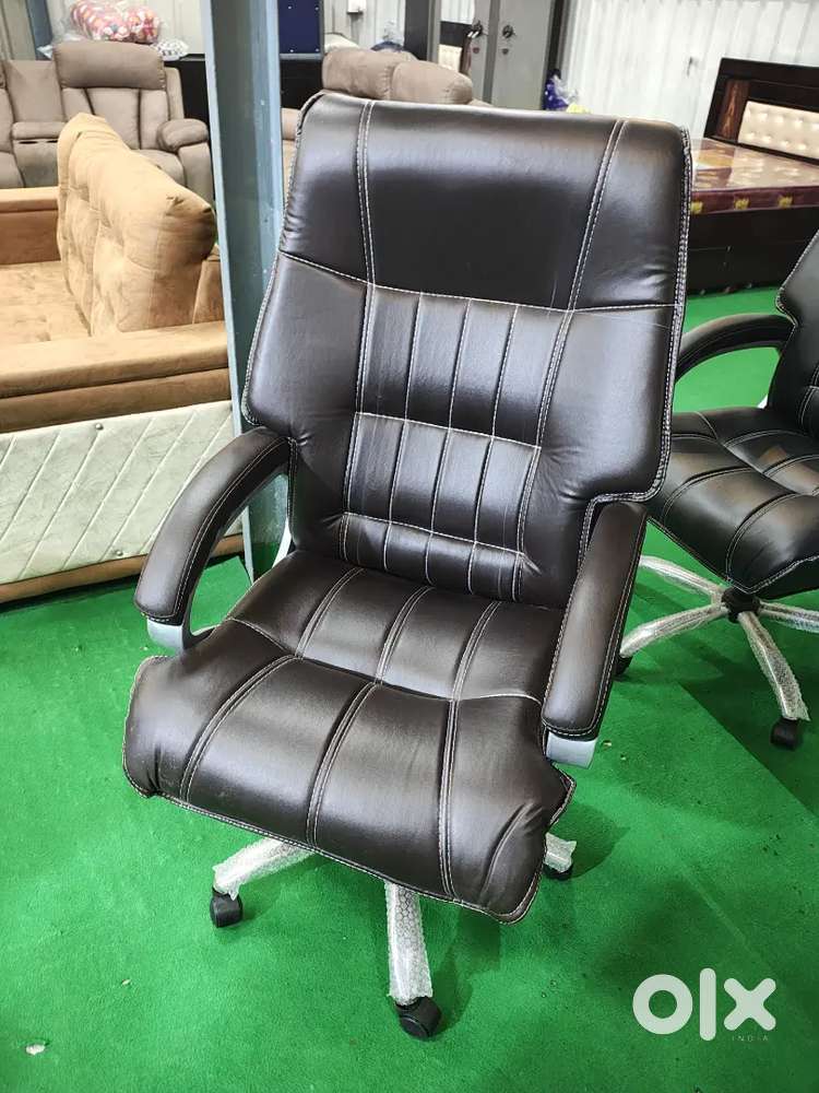 Boss revolving chair with hydraulic steel base