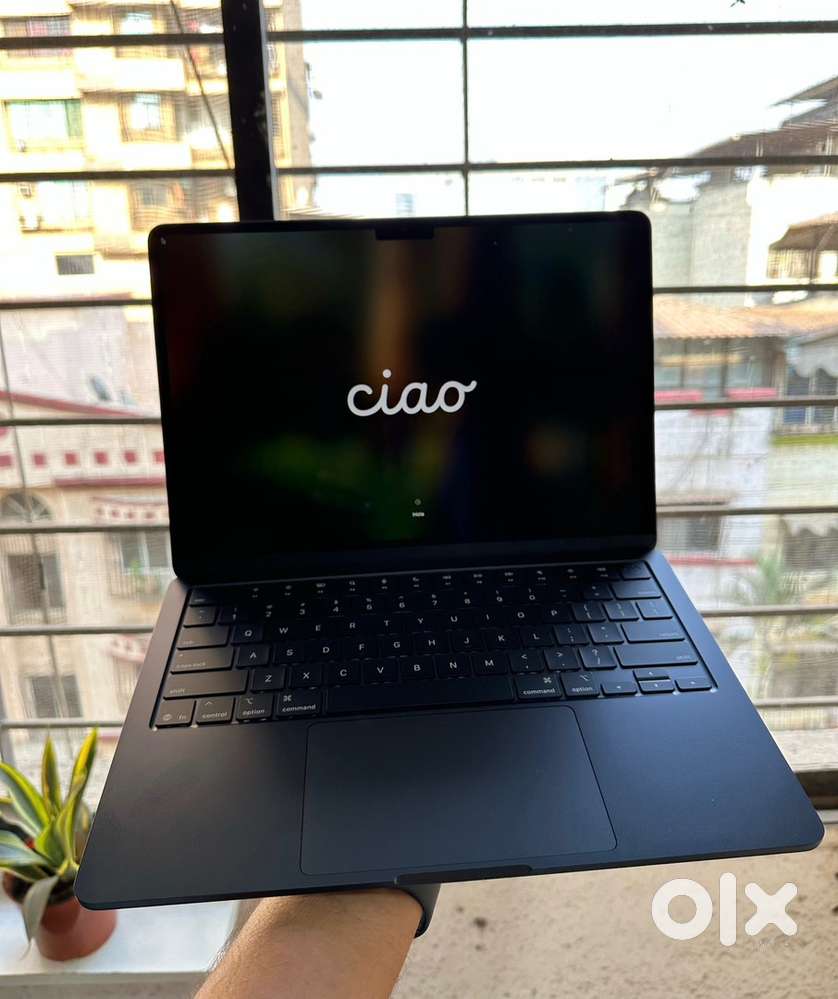 Macbook air  M3 256gb showroom condition mai