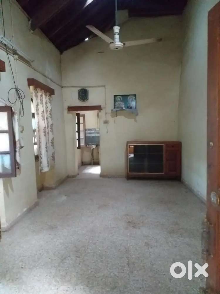 Large spacious Single bedroom house with kitchen and outdoor toilet