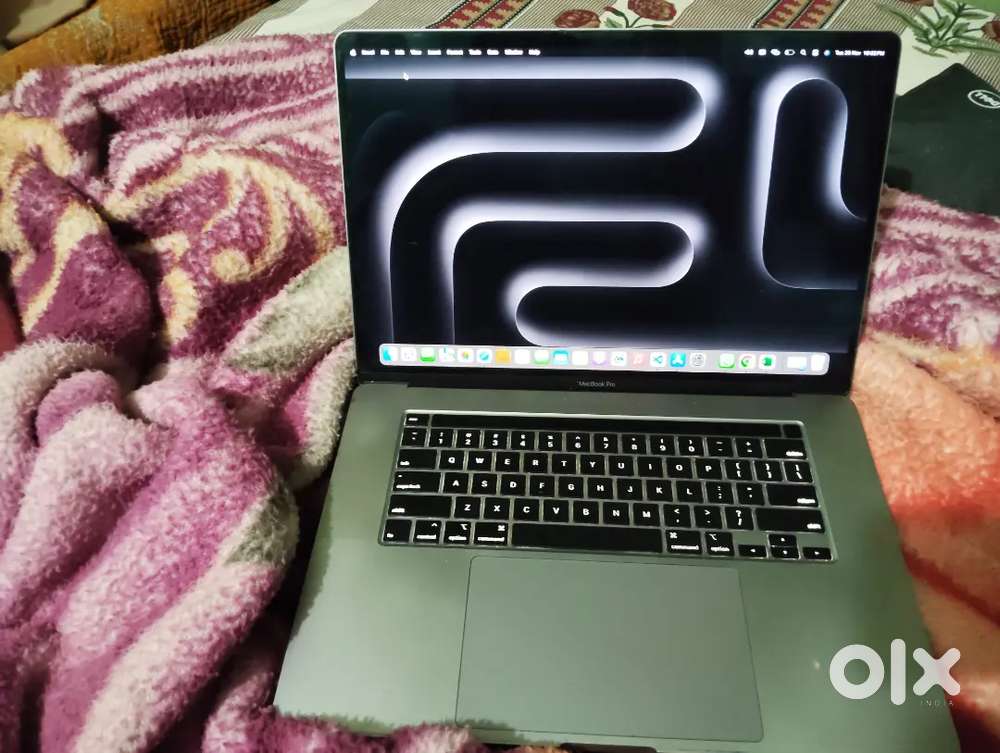 MacBook pro i7 16GB 512 storage