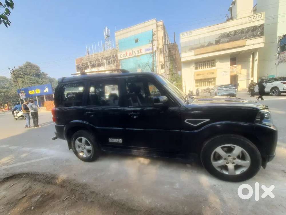 महिंद्रा स्कार्पियो s11 कैप्टन सीट ब्लैक कलर