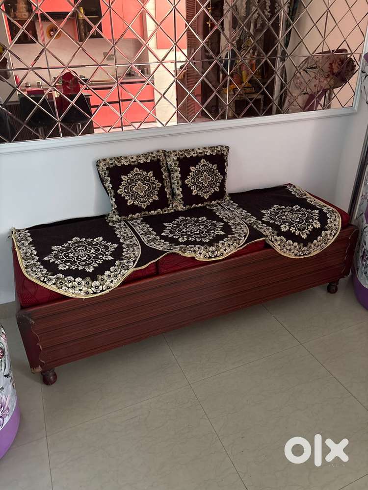 Selling 3 seater sitting setty