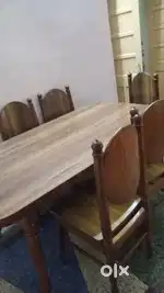 डाइनिंग टेबल