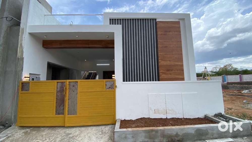 Near Saravanampatti location land plus building available