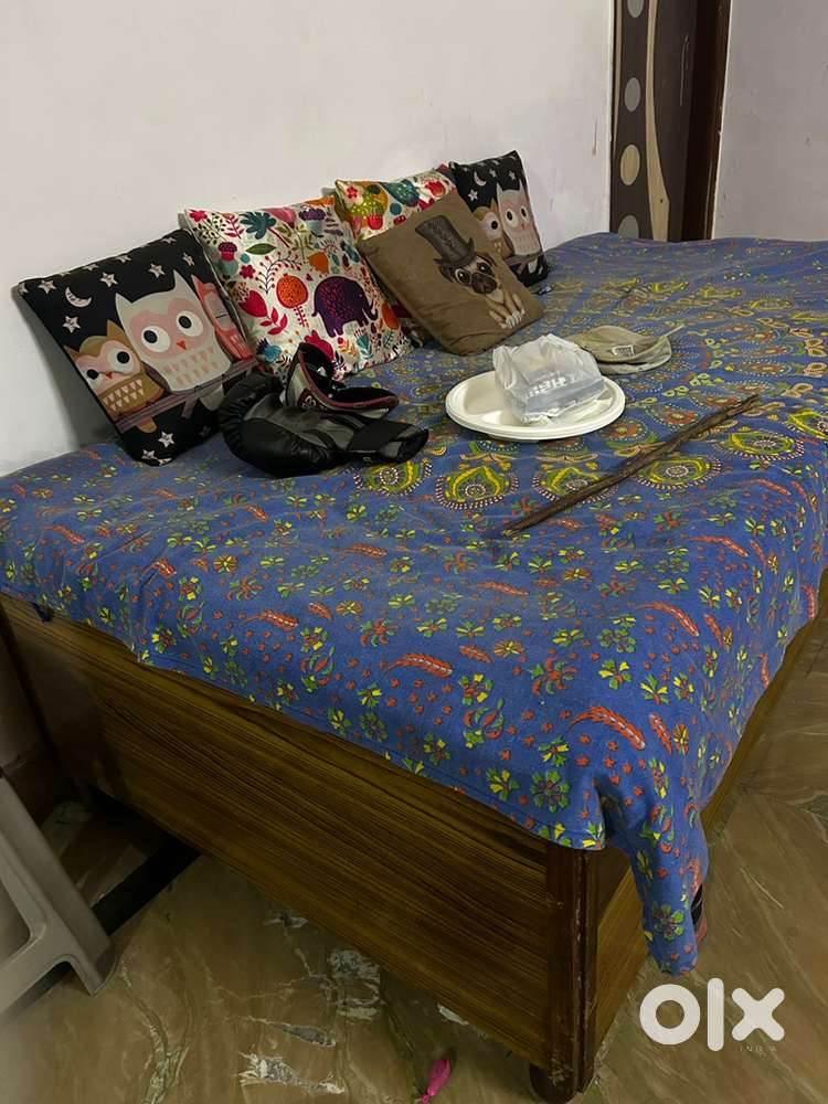 Single bed without mattress