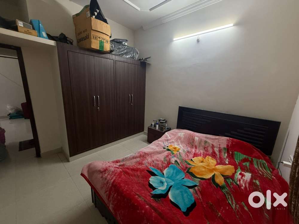 2 bedrooms available in 3BHK fullly furnished flat