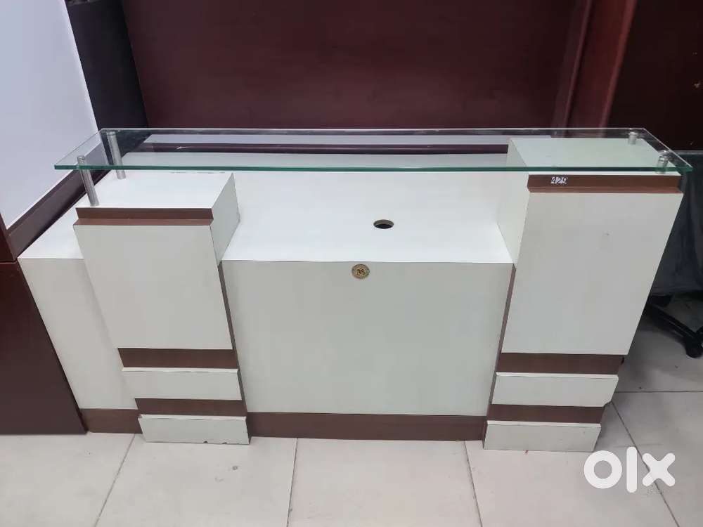 Office reception table in good condition