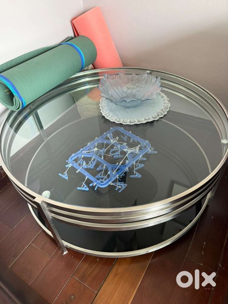 Round centre table