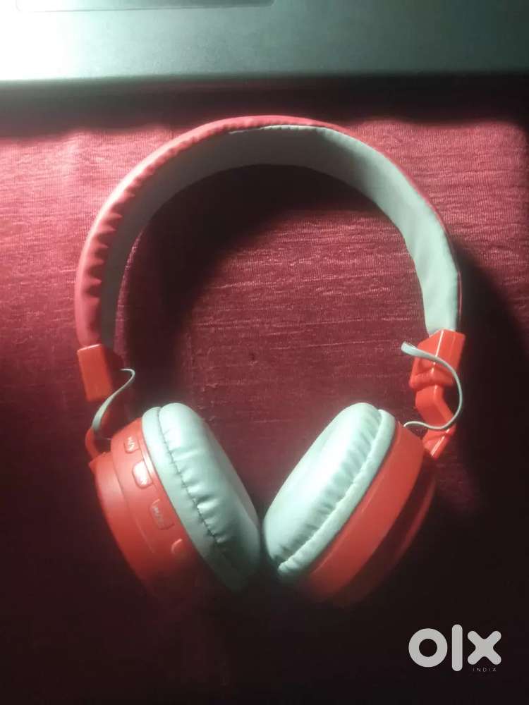 Headphone colour red