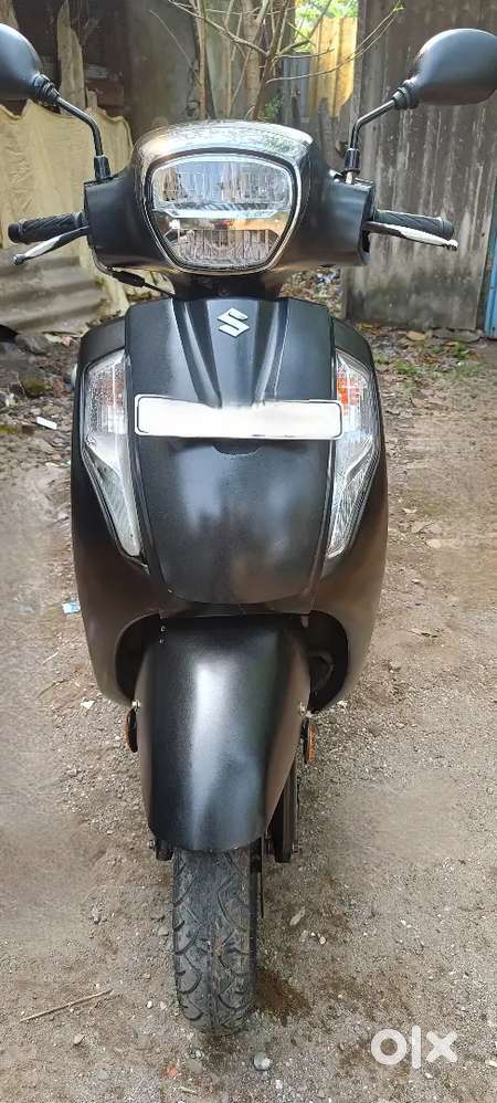 suzuki access 125 top variant (disc , alloy wheels, USB port)