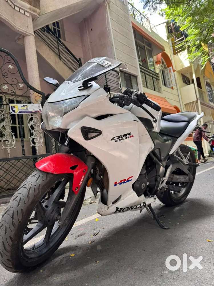 CBR 250R 2014 – Powerful, Well-Maintained Beast  Leaving City