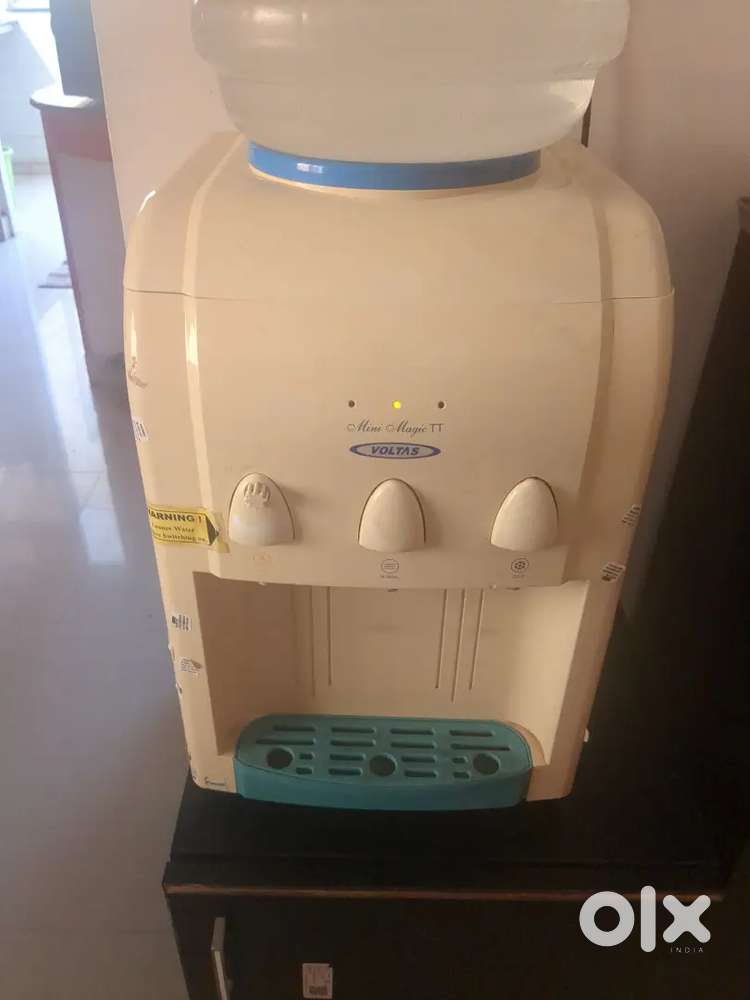 Water dispenser with hot and cold