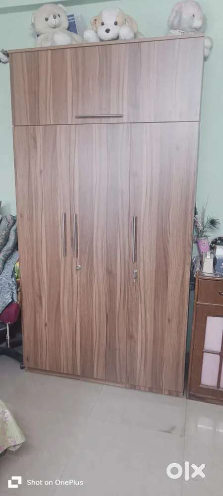 9 feet wooden wotdrob for sale