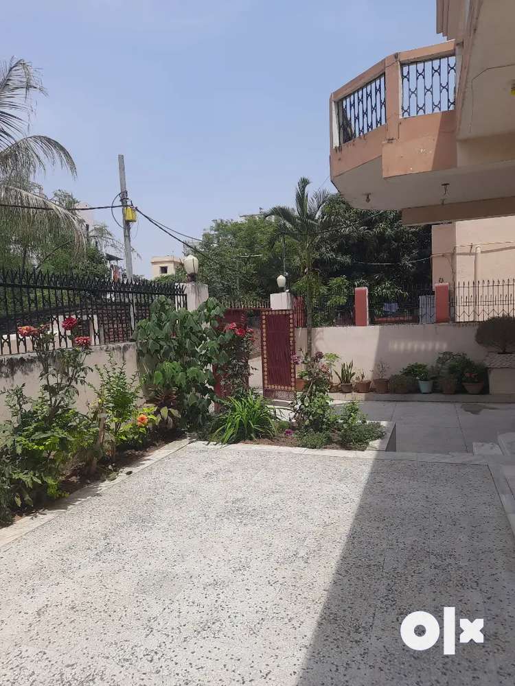 2 bhk Villa flat with small Garden for rent in Bailey road Rukanpura