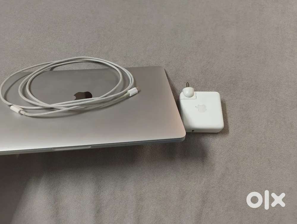 Apple macbook pro i7 16gb ram 512 ssd