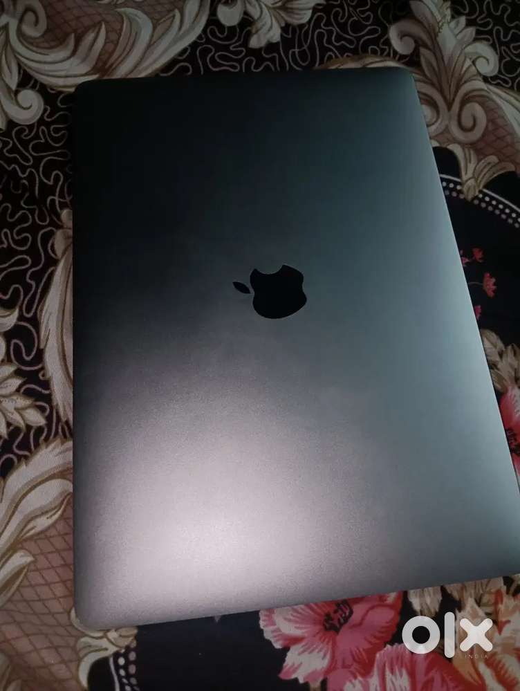 Apple m1air macbook (neet and clean)