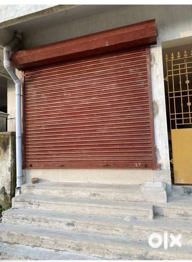 Shops or go down available for rent