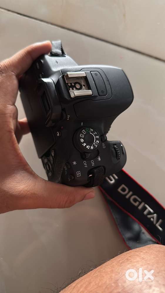Conon DLSR EOS700D