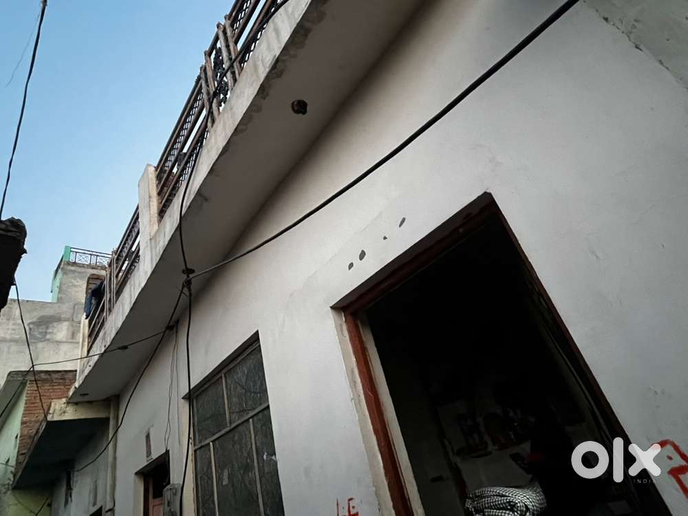 Makan hai bht acha 7 fit ki gali hai ek ghr chor kr 10 fit ki road hai