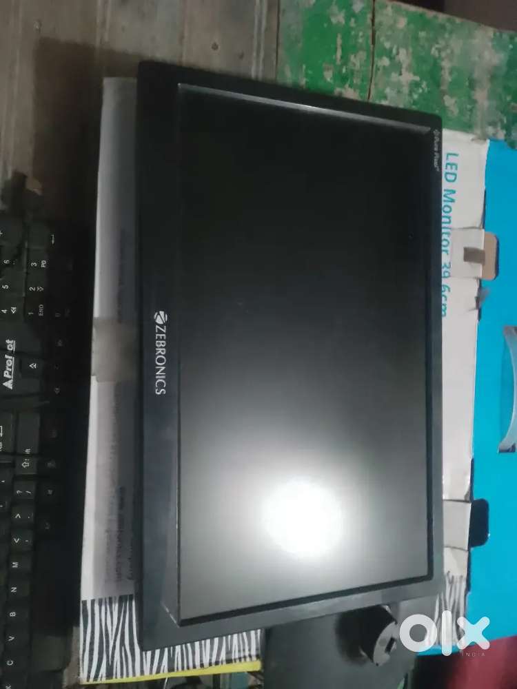Zebronic monitor 14 inch System i3 4gb ram storage 320 gb