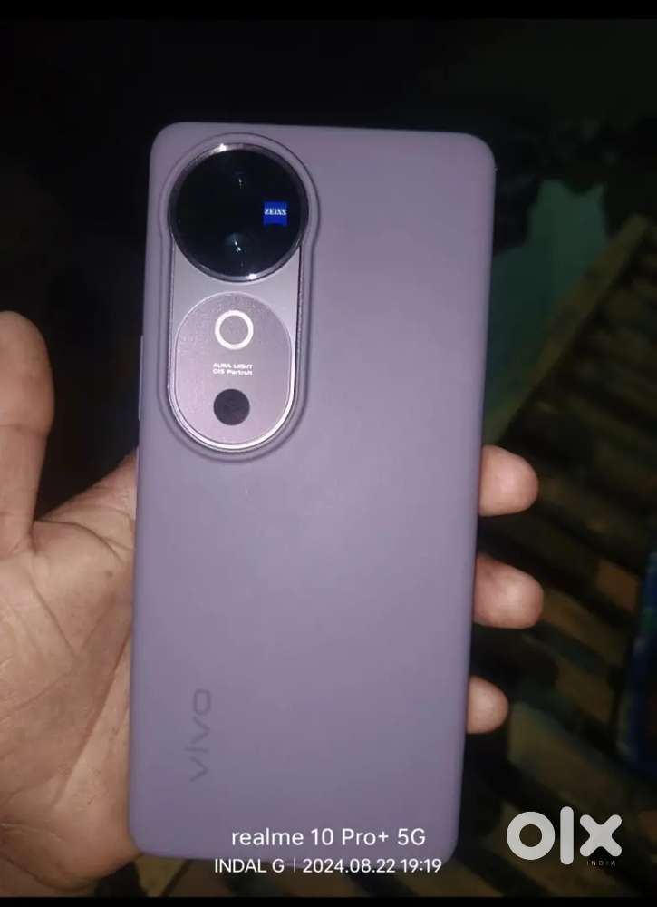 Vivo v40 6 monthly old new condition