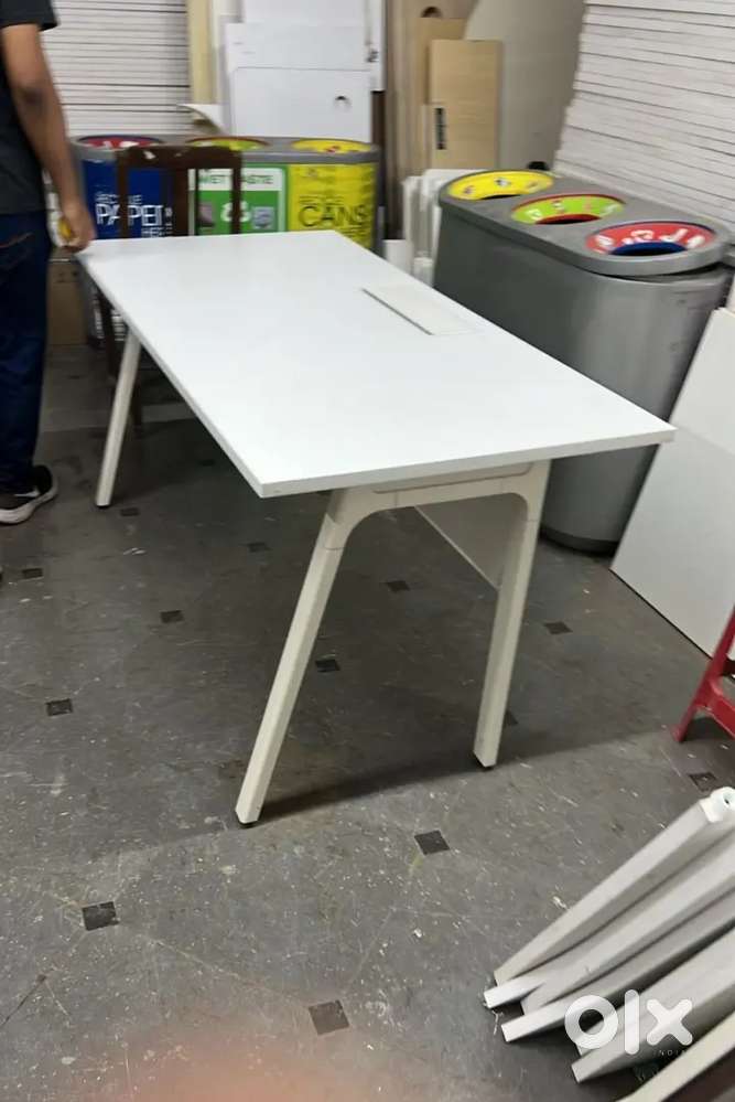 4'*2'6 Steelcase Brand with Aluminium Metal Base