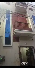40*10 pr makan bana hua hai 2 manjil or upar towar hai