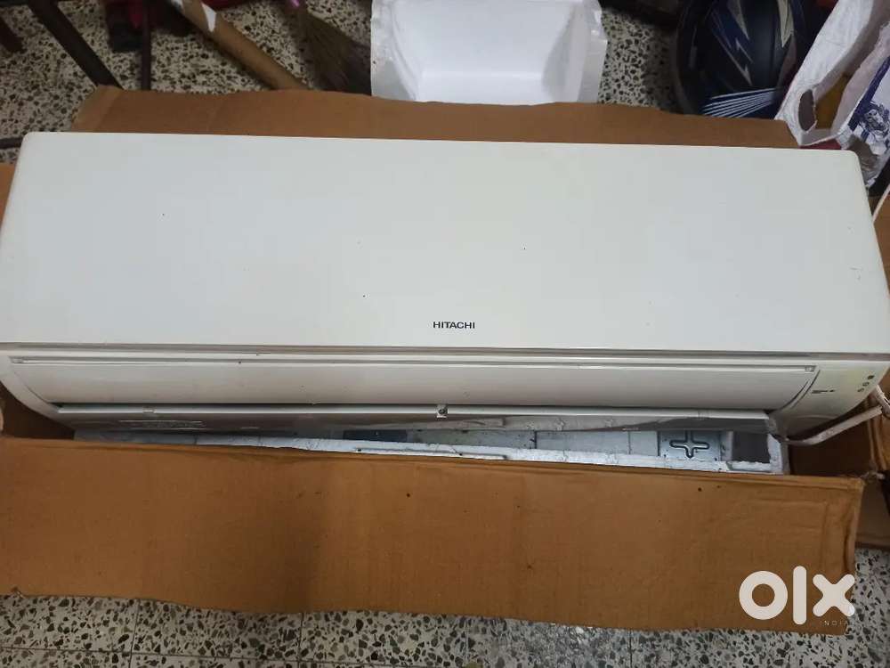 Hitachi 1.5 ton non inverter split AC indore unit.