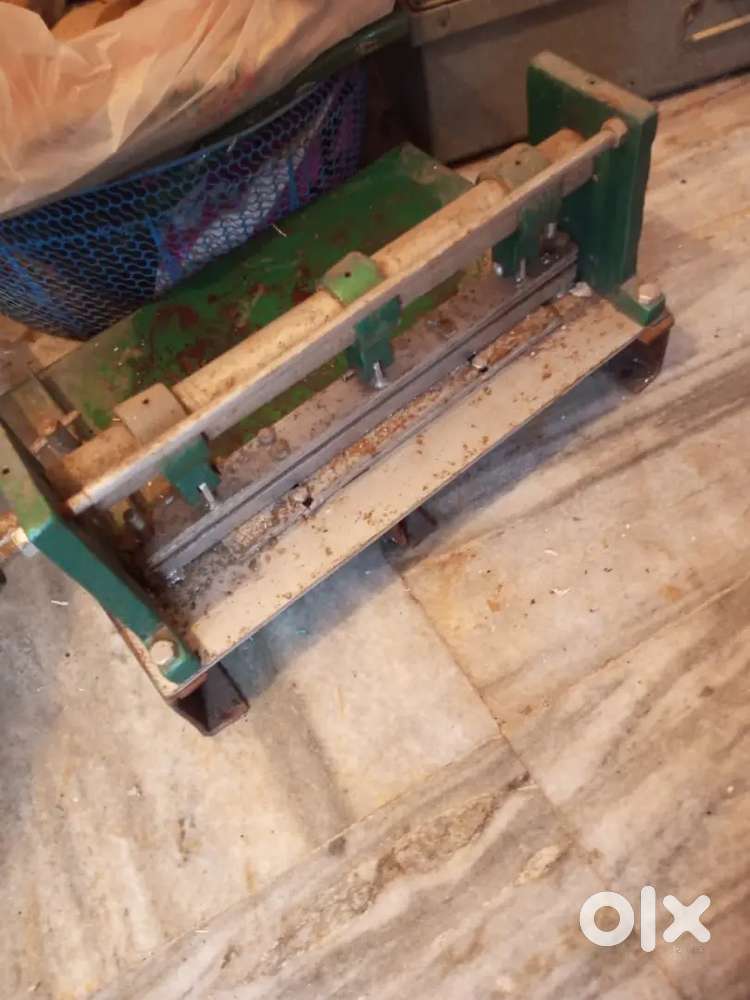 A heavy duty spiral binding manual machine