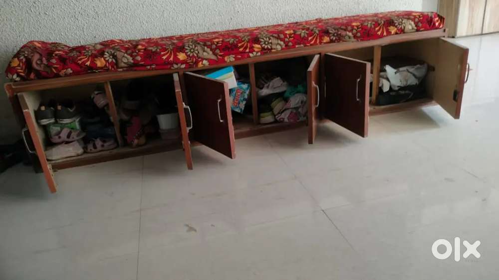 TV COMPUTER TABLE & SETTI