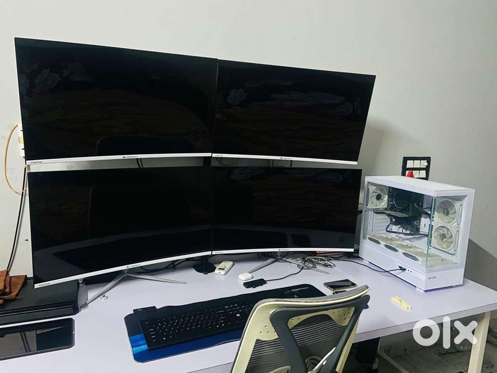 Curved 4 screen trading setup like new.