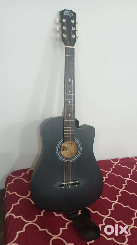 New guitar excellent condition