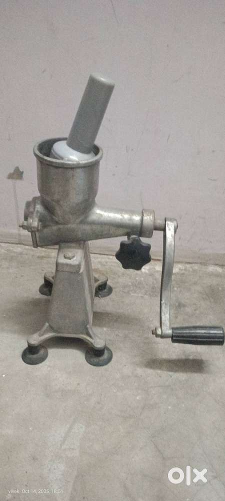 Manual juicer