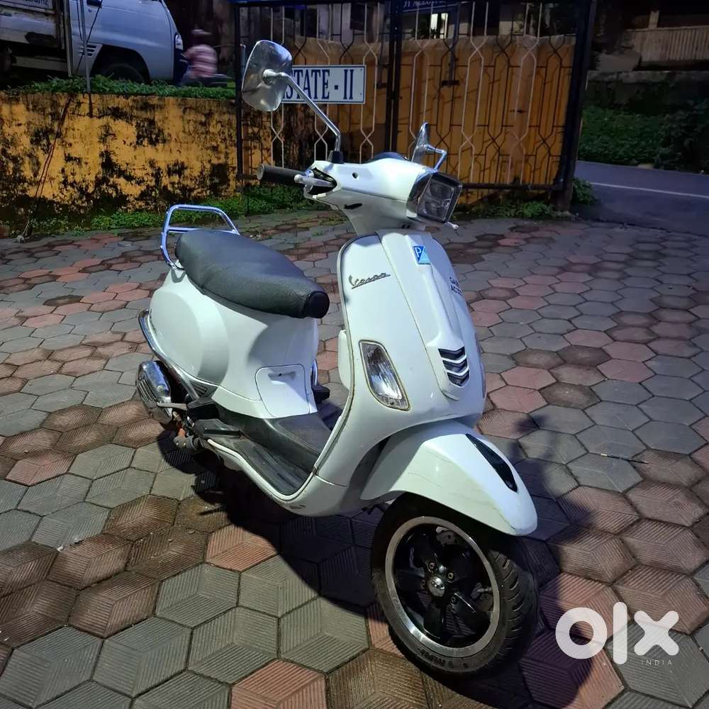 Vespa sxl lady driven